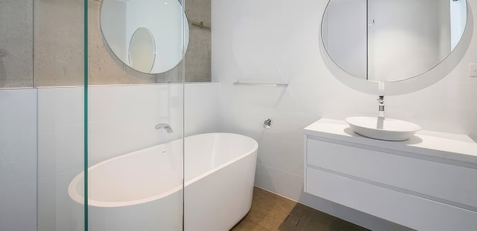 A full height bath screen