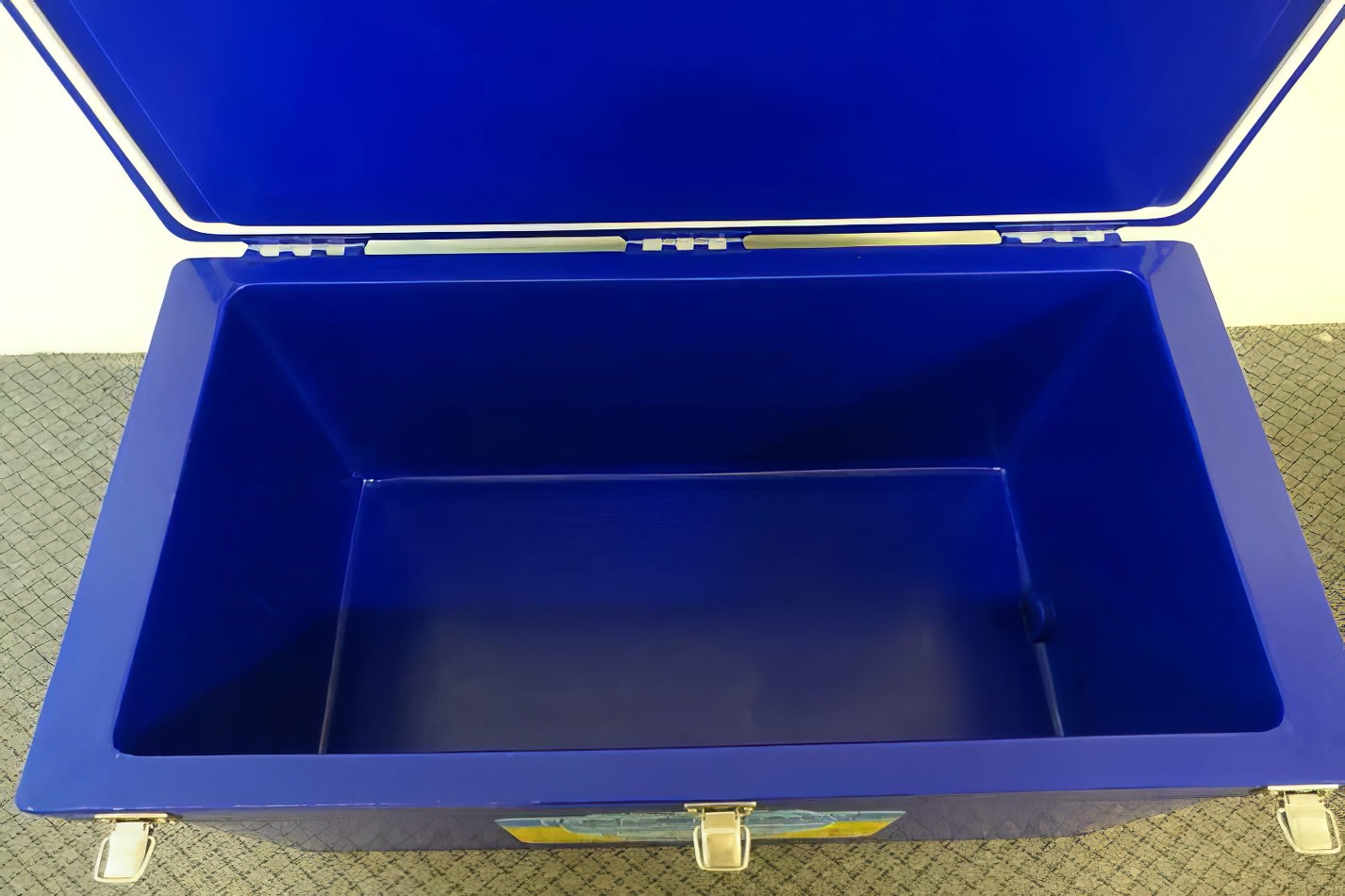 A blue plastic box, available for Esky Hire, with a lid on it.