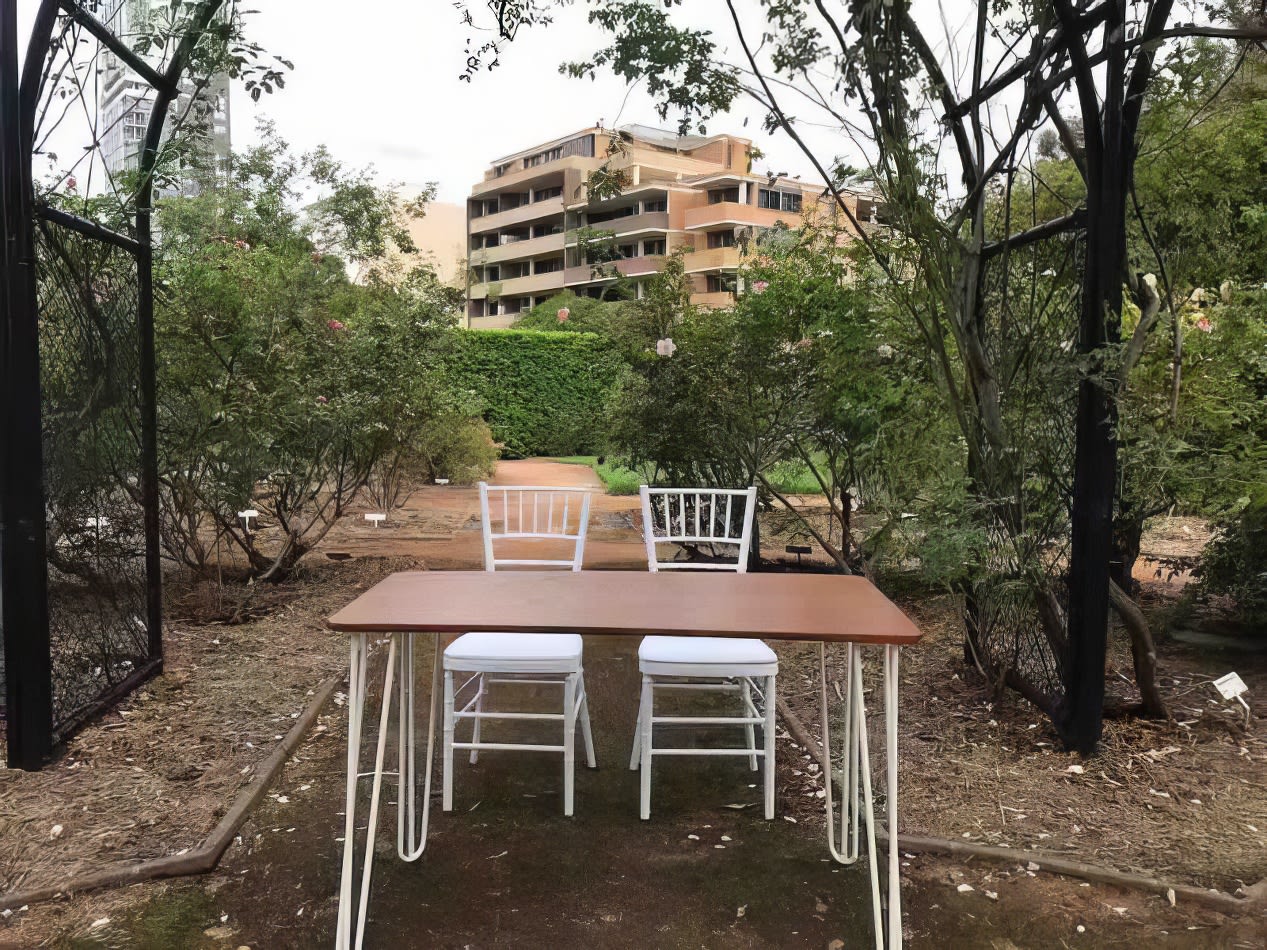 Rent a signing table for your garden event. Choose from our selection of two white chairs and a table to create an elegant atmosphere in your outdoor space.