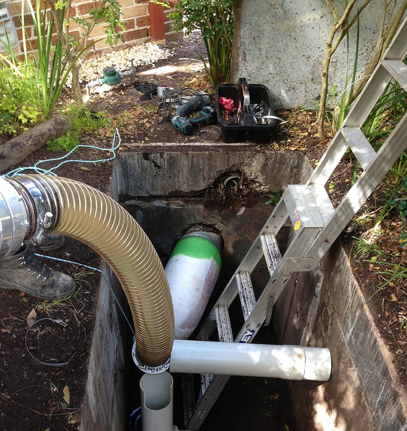 Repairing a sewer pipe with pipe relining