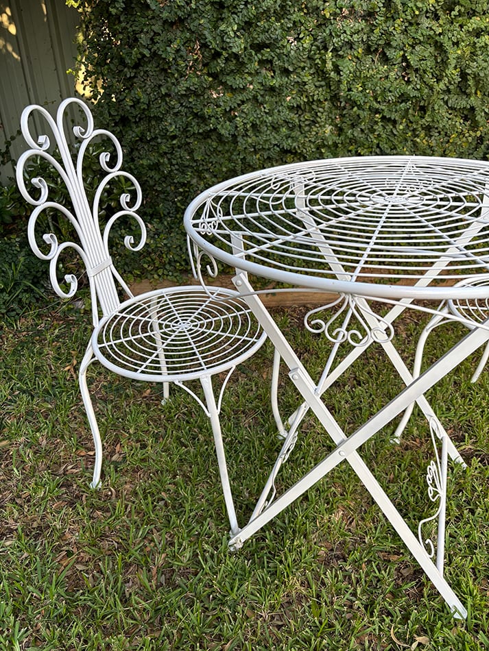 Ceremony signing table and chair set in an outdoor grassy area