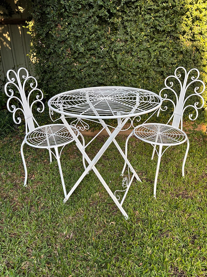 White ceremony signing table and chairs