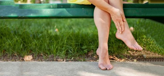 swollen ankles and feet causes