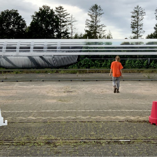 Buitenschildering met optische illusie op hyperloopbuis van Hardt Hyperloop – vergezicht met transparantie-effect in Veendam.