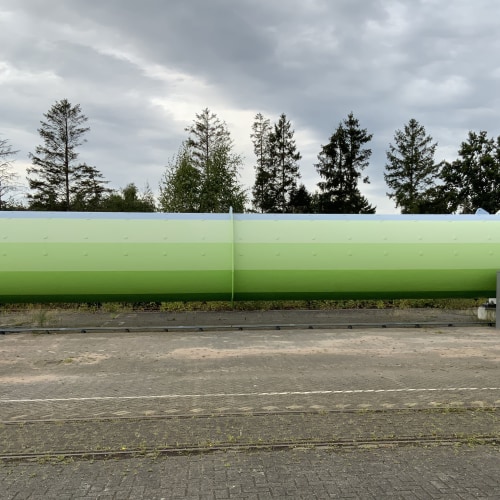 Hyperloopbuis met groen kleurverloop – schildering gebaseerd op landschapsvervaging door Optyz voor Hardt Hyperloop in Veendam.