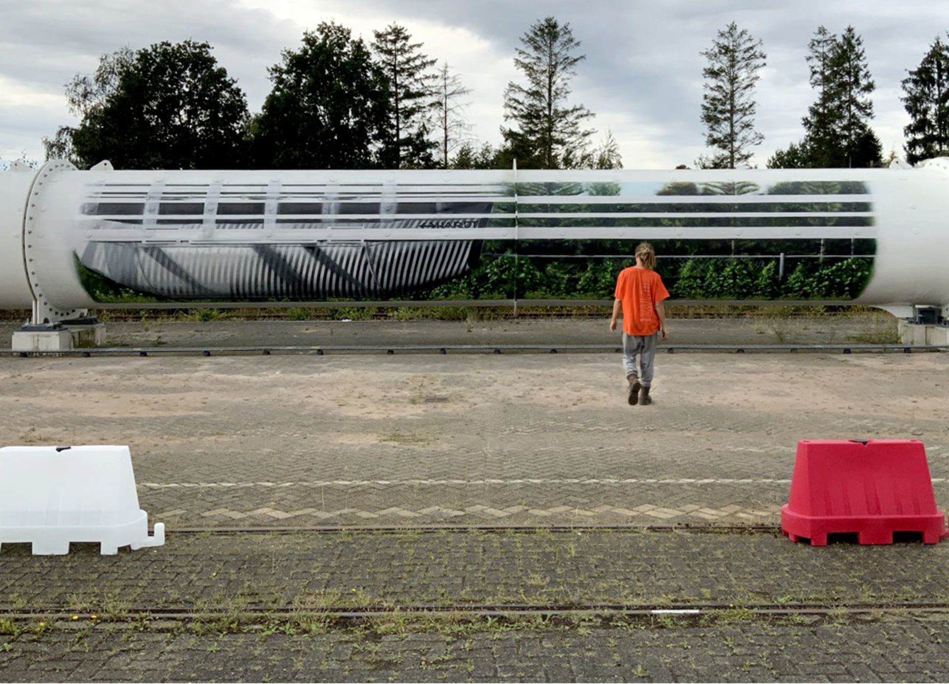 Buitenschildering met optische illusie op hyperloopbuis van Hardt Hyperloop – vergezicht met transparantie-effect in Veendam.