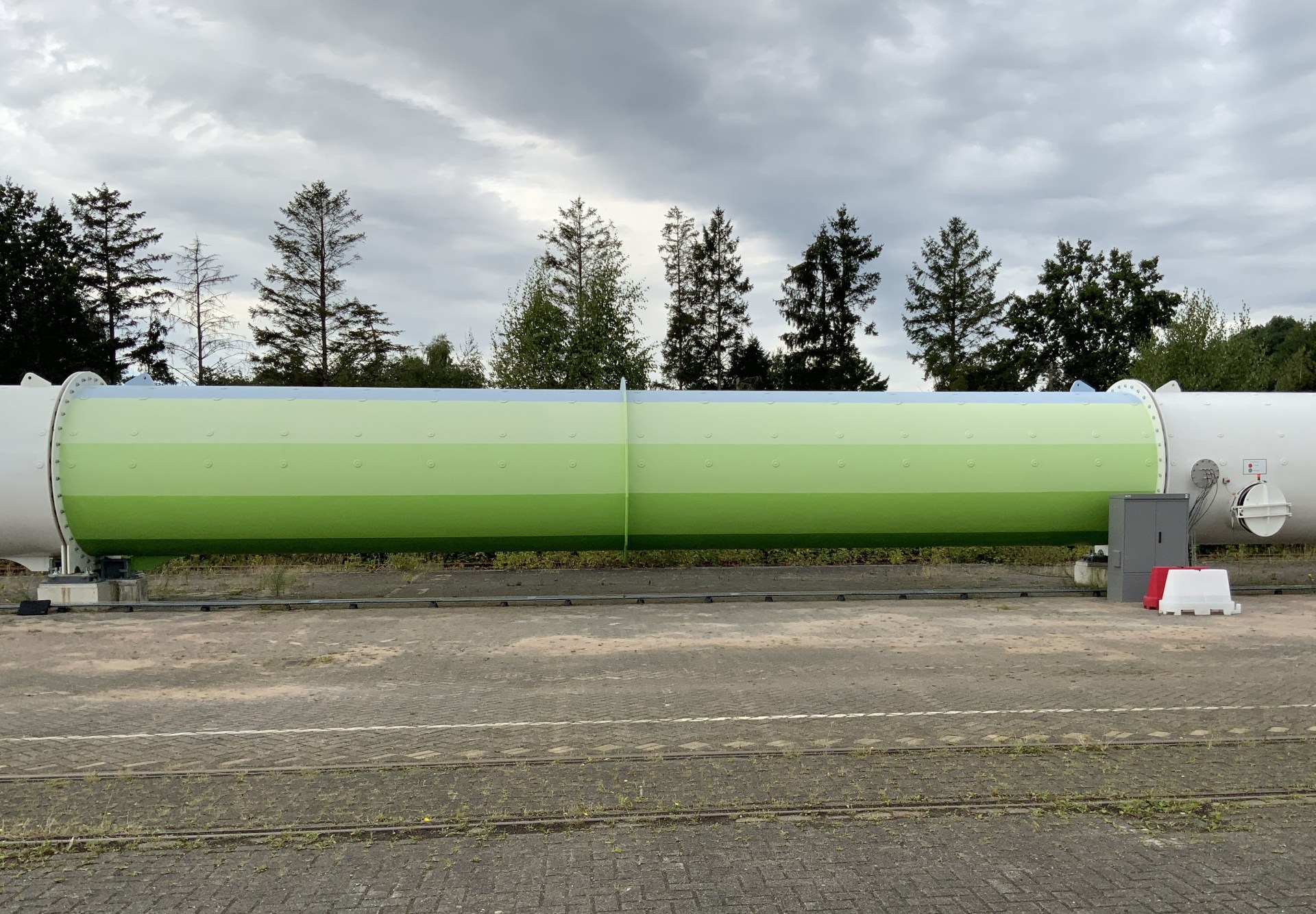 Hyperloopbuis met groen kleurverloop – schildering gebaseerd op landschapsvervaging door Optyz voor Hardt Hyperloop in Veendam.