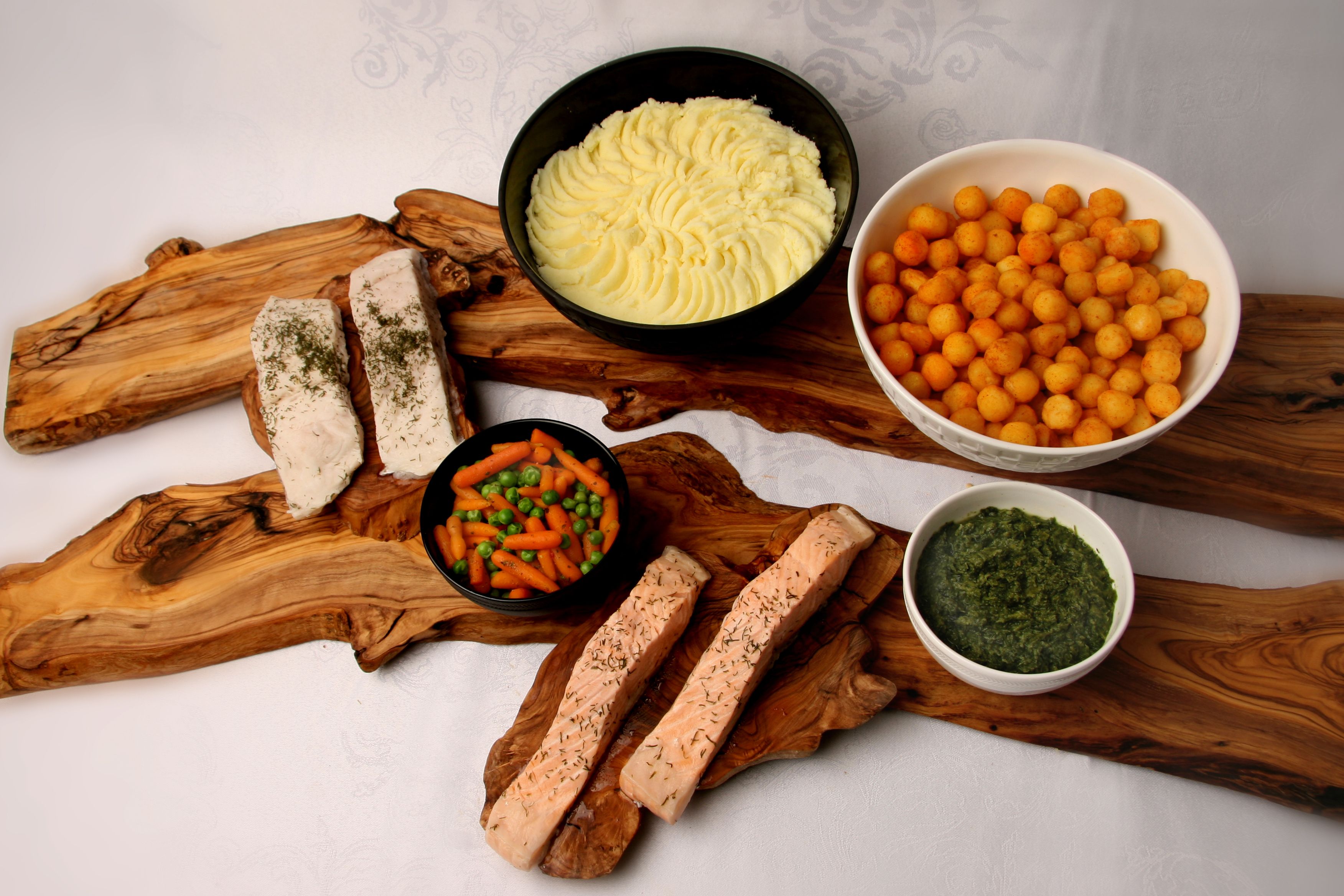 Zalmfilet (20%) met vissaus, Aardappelpuree en Erwten en wortelen.