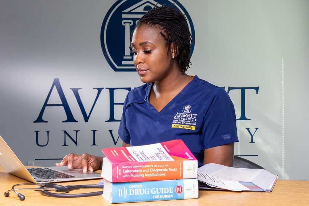 Averett ABSN student studying at desk