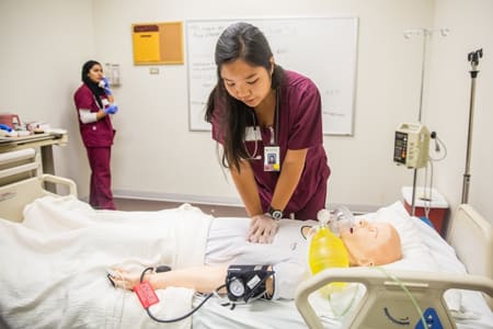 Loyola Chicago ABSN students in simulation lab