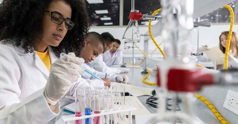 biology students working in lab