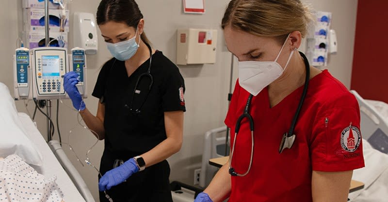 2 UIW nursing students in lab setting