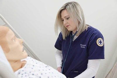 MSN student working in lab setting on manikin