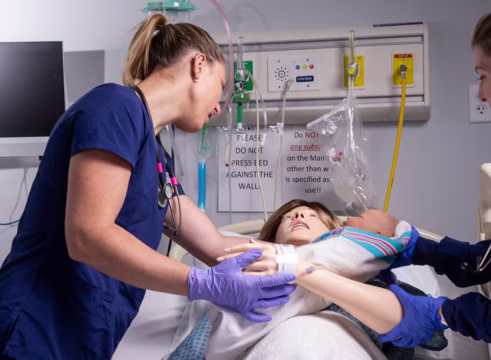 Averett ABSN students in lab