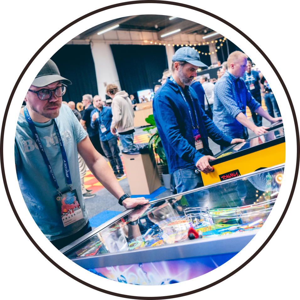 3 delegates playing pinball at Øredev