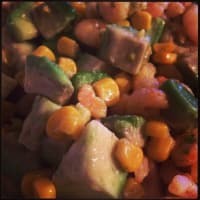 Ensalada con camarones y aguacate