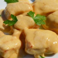 Chicken morsels with cream and olives