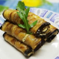 Eggplant rolls with tofu cream, olives and rocket