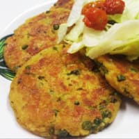 Burger potatoes and peas