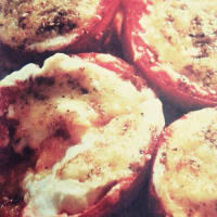 Tomatoes au gratin with cheese
