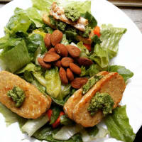 Tempeh con rúcula y pesto de almendras