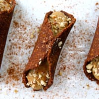 Cannoli partidarios de los alimentos crudos de avellana y chocolate paso 10