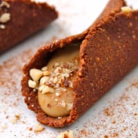 Cannoli crudisti alla nocciola e cioccolato