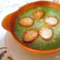 Crema de brócoli, patatas y cebollas con picatostes