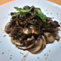 Button mushrooms sautéed cream