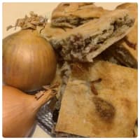 Calzone di cipolla, carne macinata e olive nere