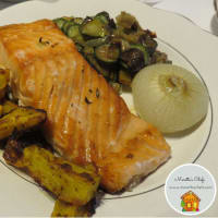 Salmón al horno con verduras salteadas con mantequilla de búfalo Salmón al horno con verduras salteadas con mantequilla de búfalo