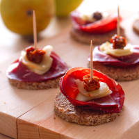 Pane nero bresaola, pera e bacche di physalis