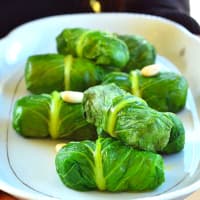 Rolls con lechuga, garbanzos, tomates y almendras