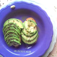 tostadas aguacate con pistachos picados y linaza