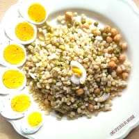 Cebada con guisantes, garbanzos y huevos hervidos