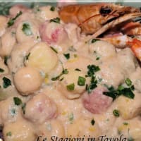 Chicche potatoes with cream of shrimp flavored with lemon