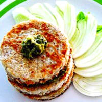 tortilla de huevo con hojas de brócoli pesto