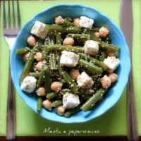 sabrosa ensalada con garbanzos habas rebanada y semillas de sésamo