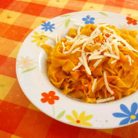 Pasta de color naranja amarillo y rojo