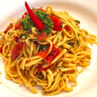 Espaguetis con pesto trapanese