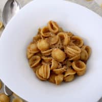 Pasta con coliflor, anchoas y pan rallado