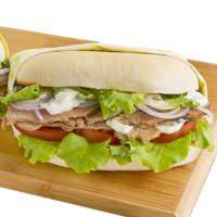 Pita con el kebab y salsa de yogur Pita con el kebab y salsa de yogur