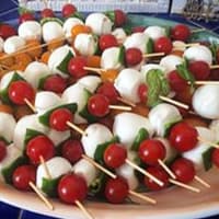 Brochetas de queso mozzarella con tomates amarillos y rojos