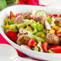 Insalatona con albóndigas Insalatona con albóndigas