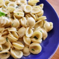 Orecchiette con Filadelfia crema, menta y albahaca