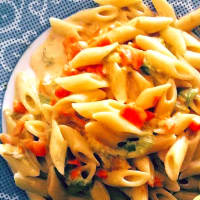 Pasta con flores de calabacín, zanahoria y crema de soja