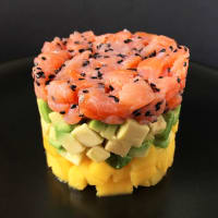 Tartare di salmone con avocado e mango