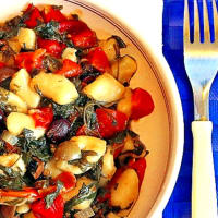 Gnocchi con rúcula, tomates cherry y aceitunas negras