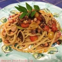 Linguini con mirto de pulpo y tomates rojos y amarillos