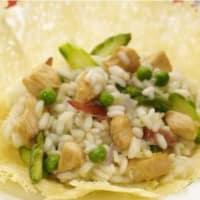 Risotto de pollo y verduras en una corteza de queso Risotto de pollo y verduras en una corteza de queso